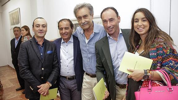 Pedro Cano (centro), rodeado de amigos, este sábado en una de las exposiciones./