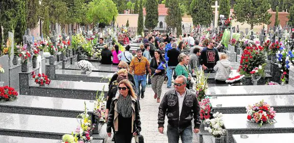 Miles de flores para recordar a los muertos | La Verdad